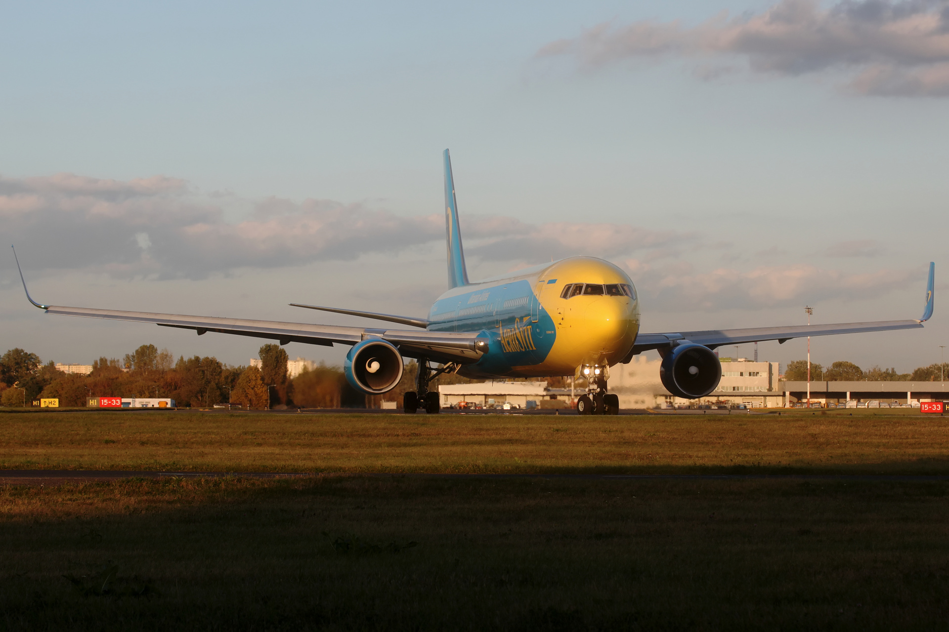 UR-AAI (Samoloty » Spotting na EPWA » Boeing 767-300 » AeroSvit Ukrainian Airlines)
