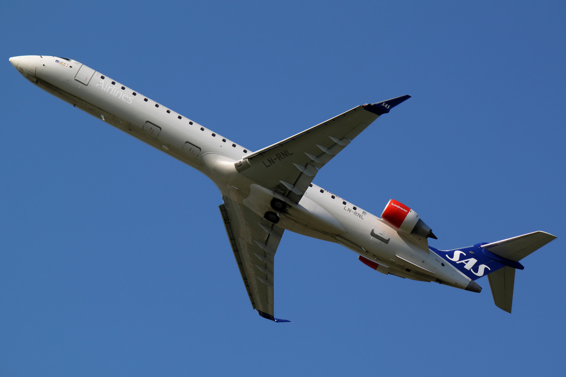 LN-RNL (Samoloty » Spotting na EPWA » Mitsubishi Regional Jet » CRJ-900 » SAS Scandinavian Airlines)