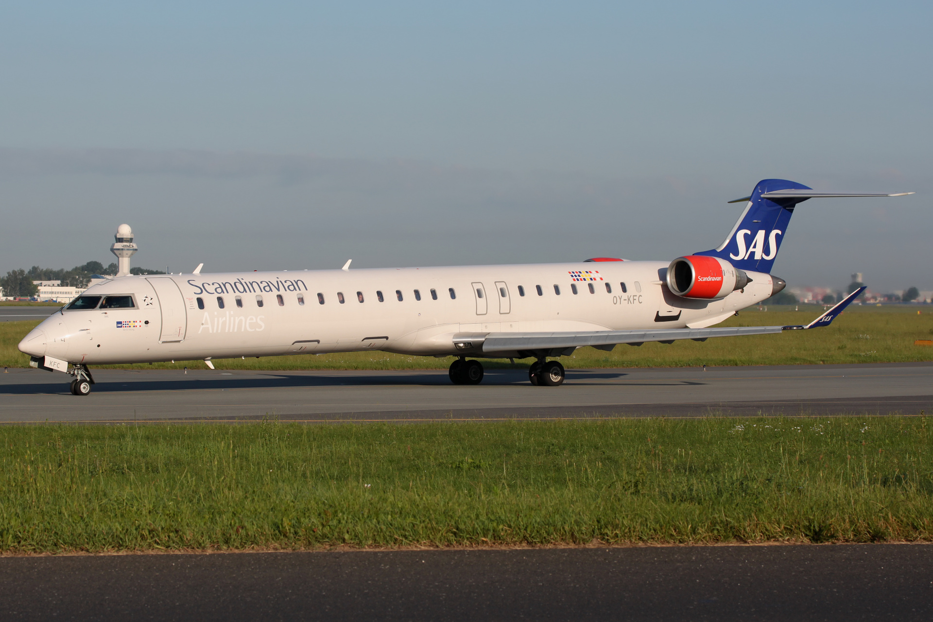 OY-KFC (Aircraft » EPWA Spotting » Mitsubishi Regional Jet » CRJ-900 » SAS Scandinavian Airlines)