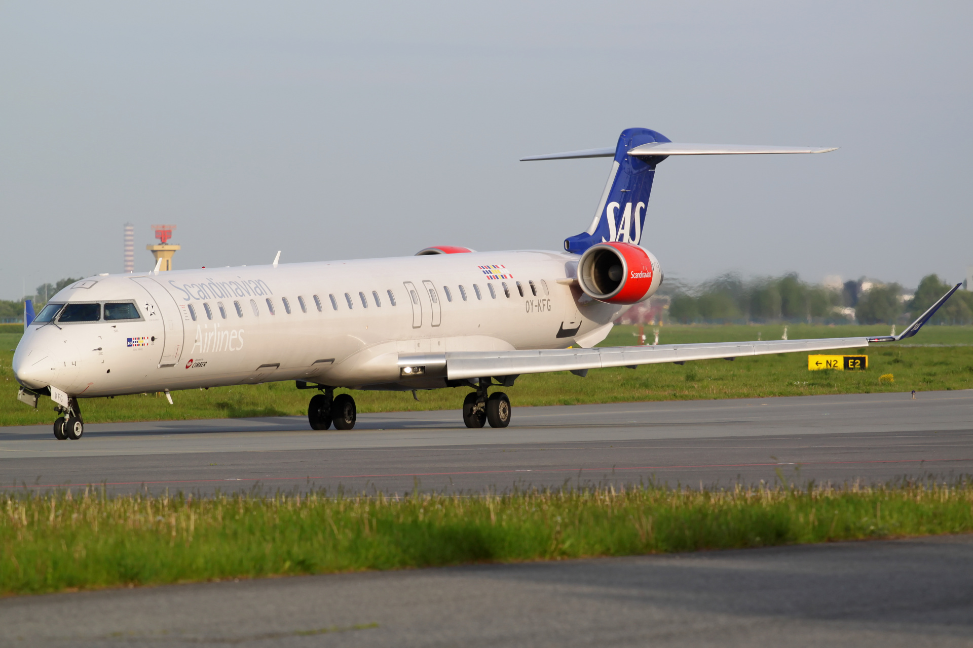 OY-KFG (Cimber Air) (Samoloty » Spotting na EPWA » Mitsubishi Regional Jet » CRJ-900 » SAS Scandinavian Airlines)