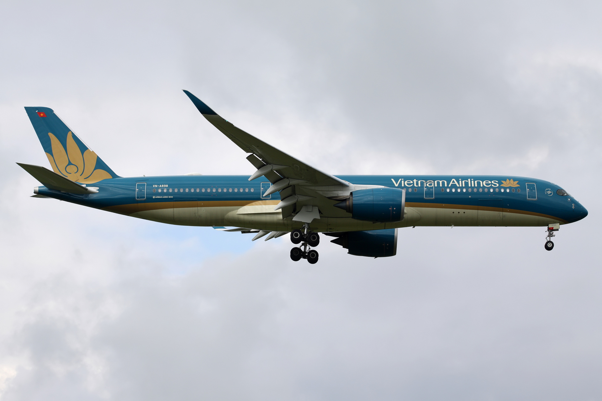 VN-A898, Vietnam Airlines (Aircraft » EPWA Spotting » Airbus A350-900)