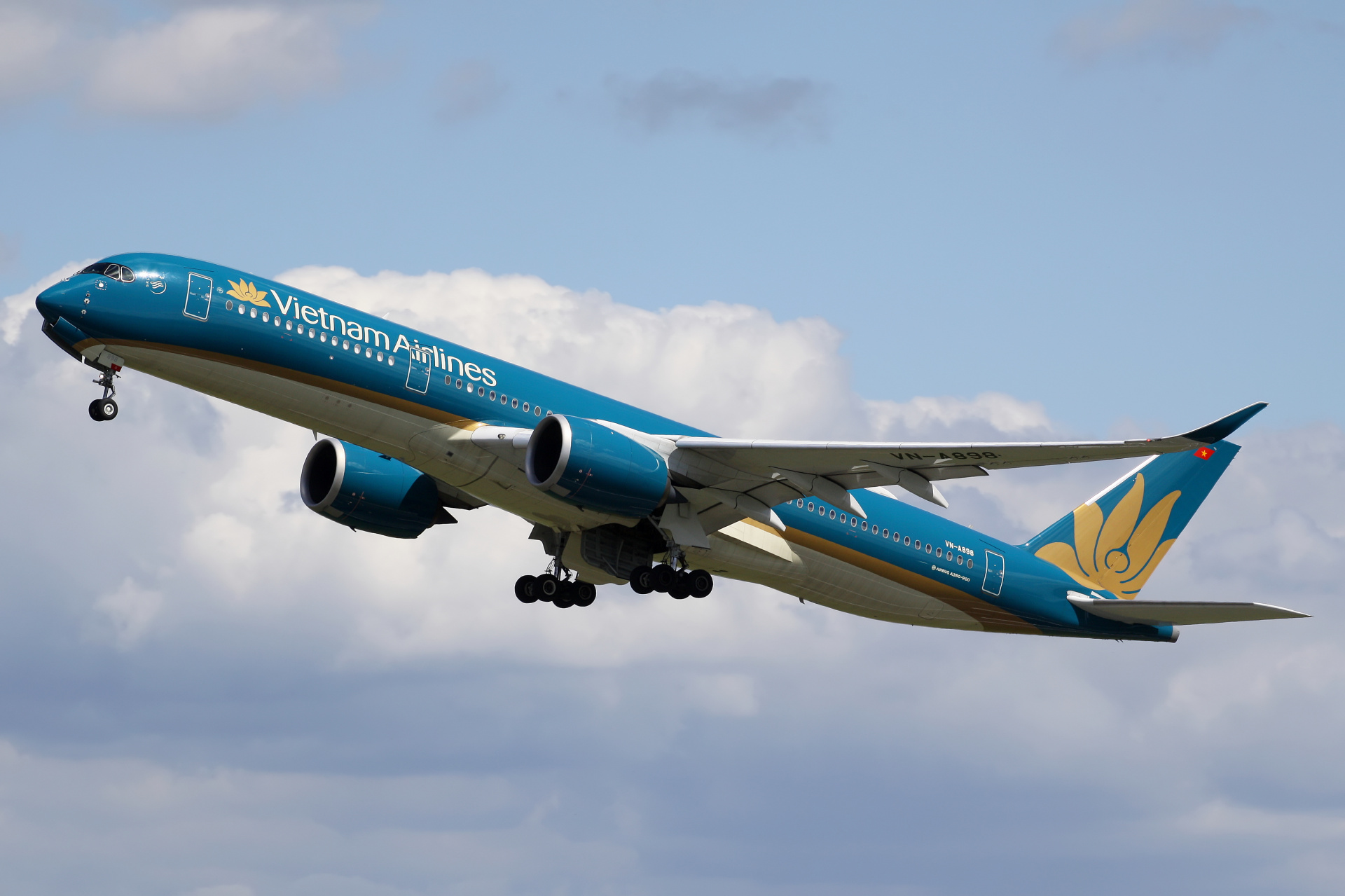 VN-A898, Vietnam Airlines (Aircraft » EPWA Spotting » Airbus A350-900)