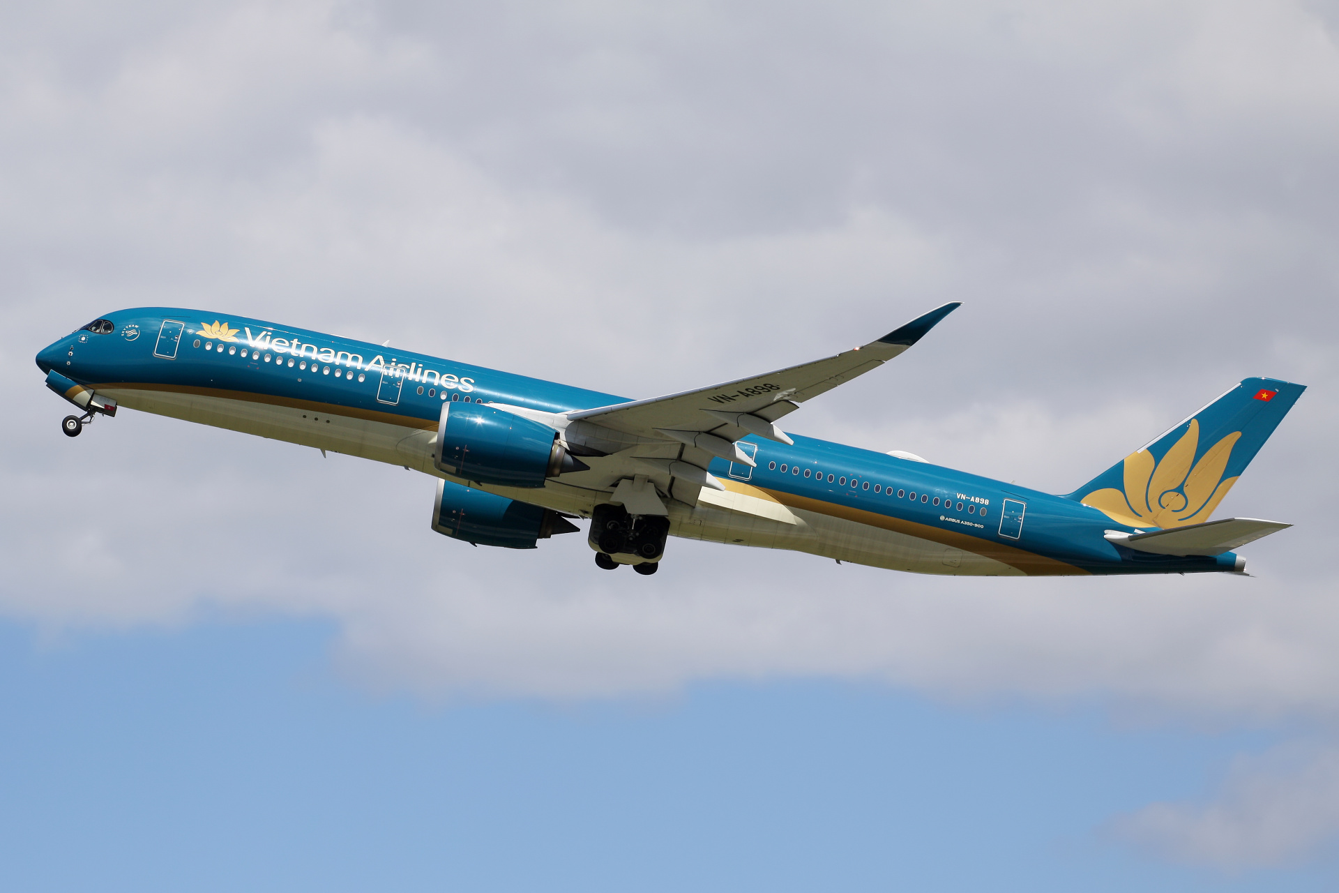 VN-A898, Vietnam Airlines (Samoloty » Spotting na EPWA » Airbus A350-900)
