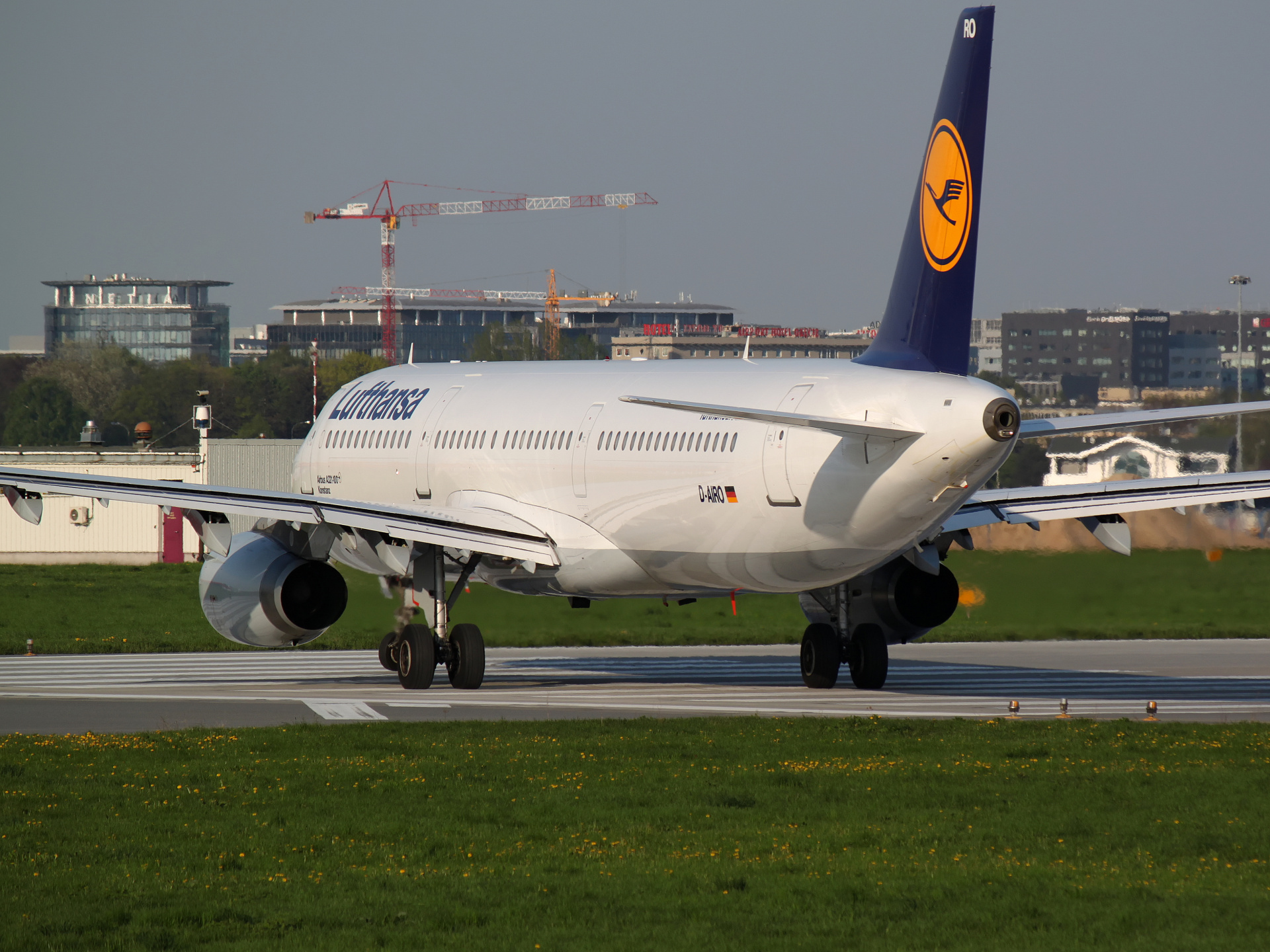 D-AIRO (Samoloty » Spotting na EPWA » Airbus A321-100 » Lufthansa)