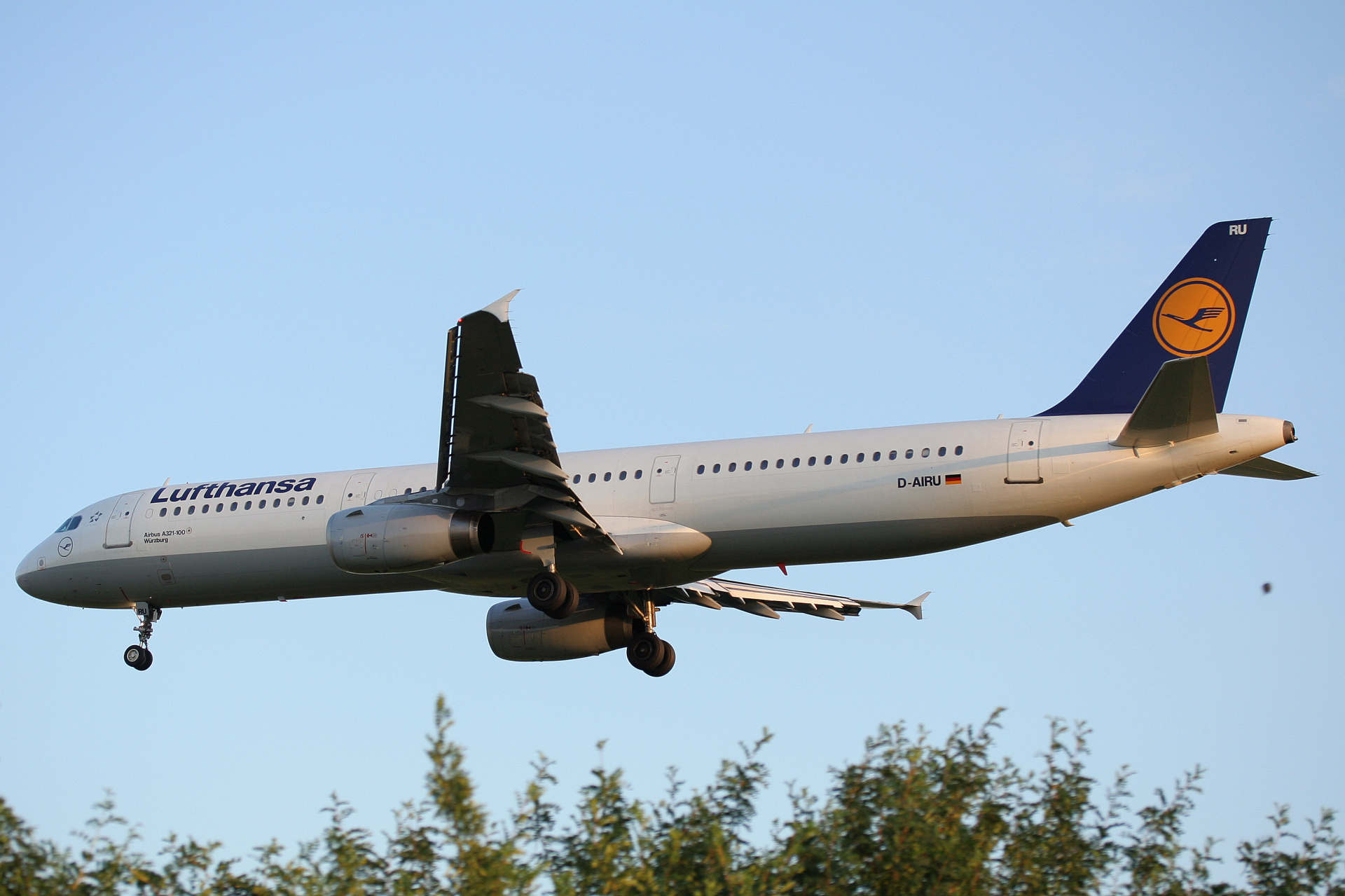 D-AIRU (Aircraft » EPWA Spotting » Airbus A321-100 » Lufthansa)