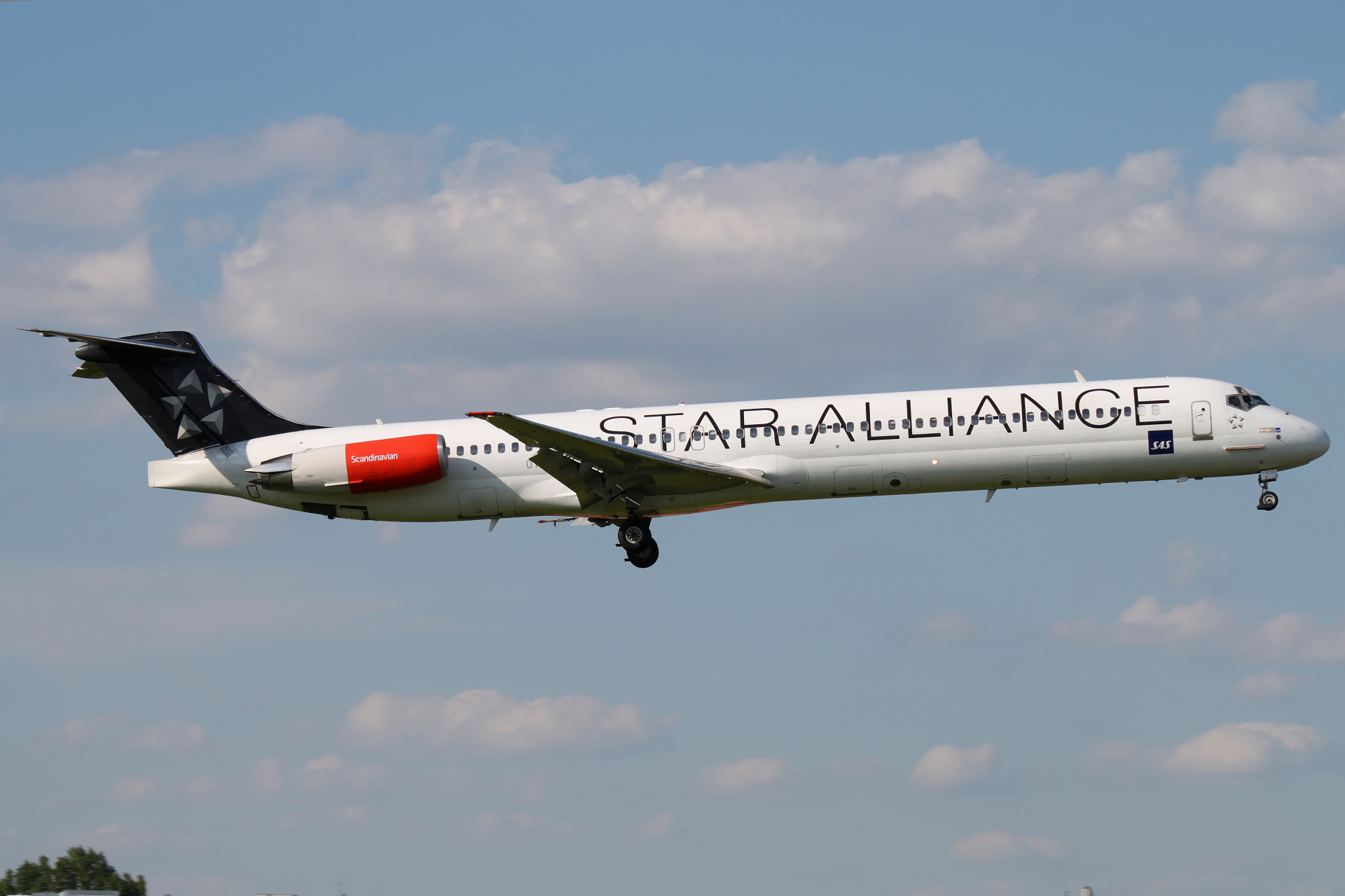 OY-KHE (malowanie Star Alliance) (Samoloty » Spotting na EPWA » McDonnell Douglas MD-82 » SAS Scandinavian Airlines)