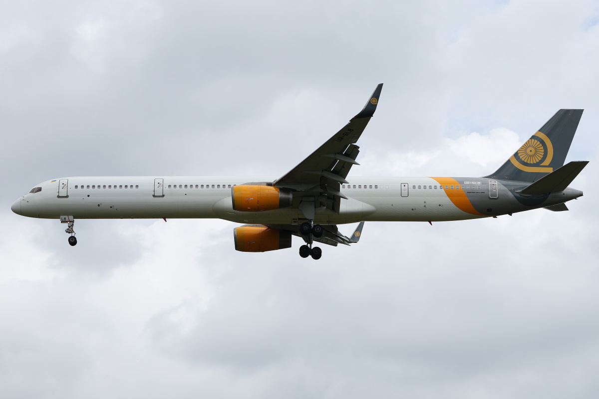 UR-SLB (częściowe malowanie Air Q) (Samoloty » Spotting na EPWA » Boeing 757-300 » SkyLine Express Airline)