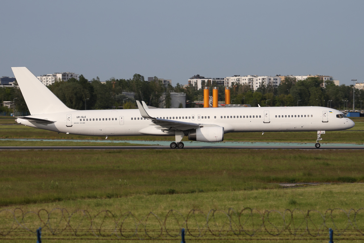 UR-SLE (bez malowania) (Samoloty » Spotting na EPWA » Boeing 757-300 » SkyLine Express Airline)