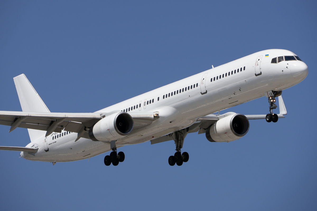 UR-SLE (bez malowania) (Samoloty » Spotting na EPWA » Boeing 757-300 » SkyLine Express Airline)
