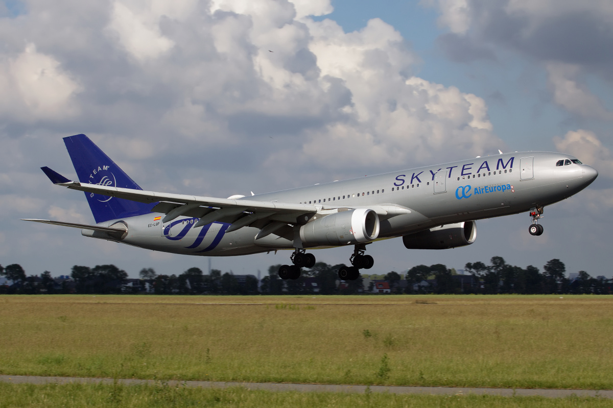 EC-LQP (SkyTeam livery) (Aircraft » Schiphol Spotting » Airbus A330-200 » AirEuropa)