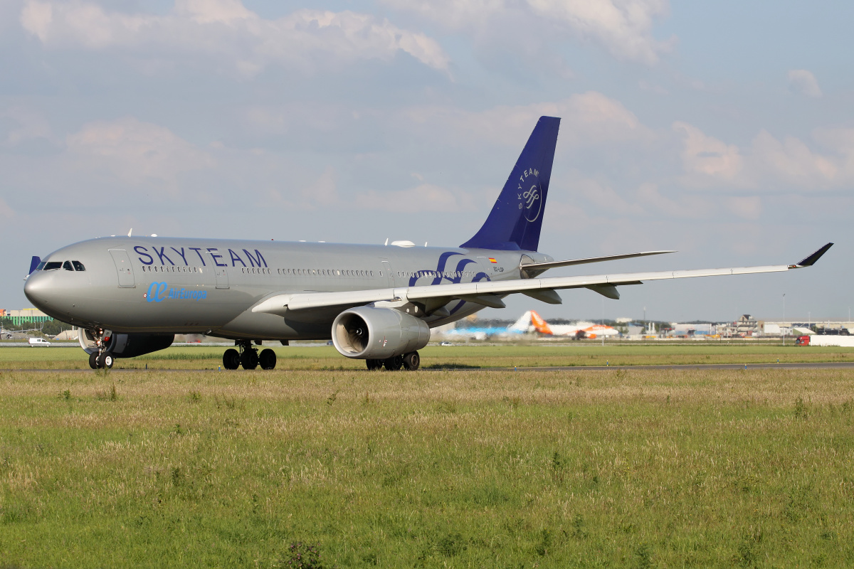 EC-LQP (SkyTeam livery) (Aircraft » Schiphol Spotting » Airbus A330-200 » AirEuropa)