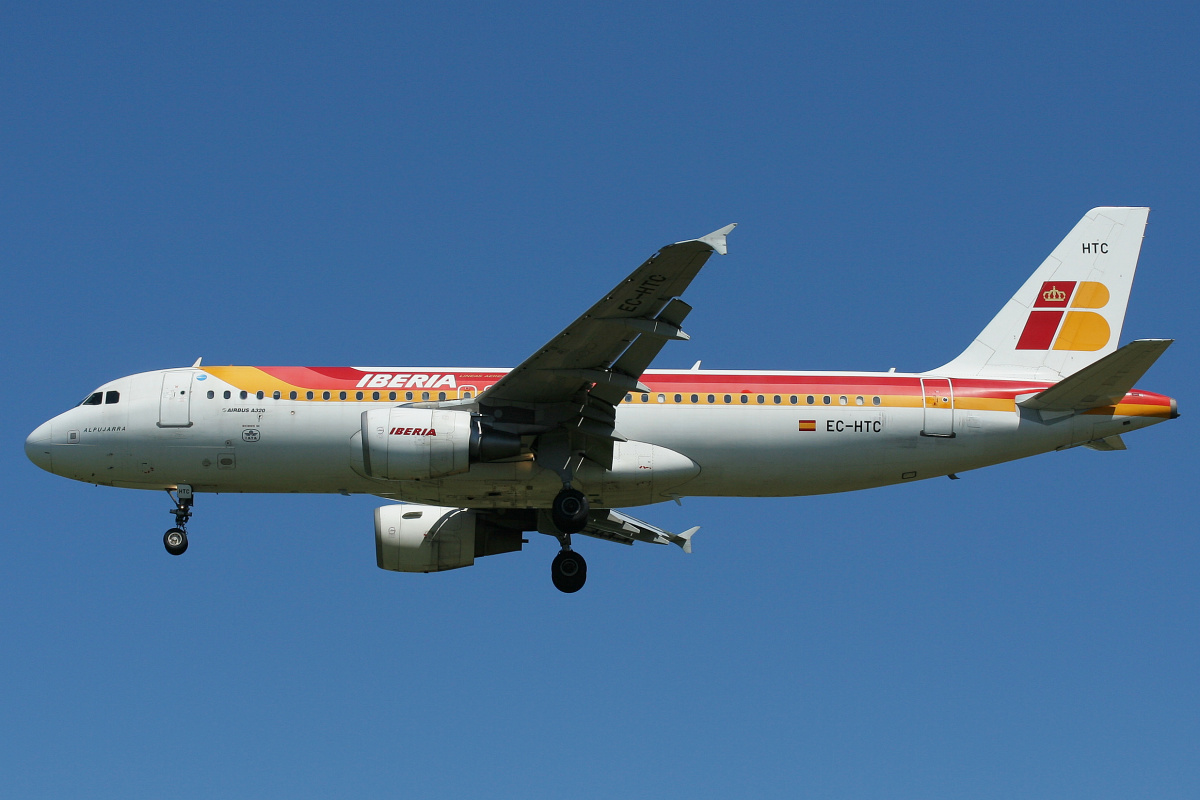 EC-HTC (Aircraft » EPWA Spotting » Airbus A320-200 » Iberia)