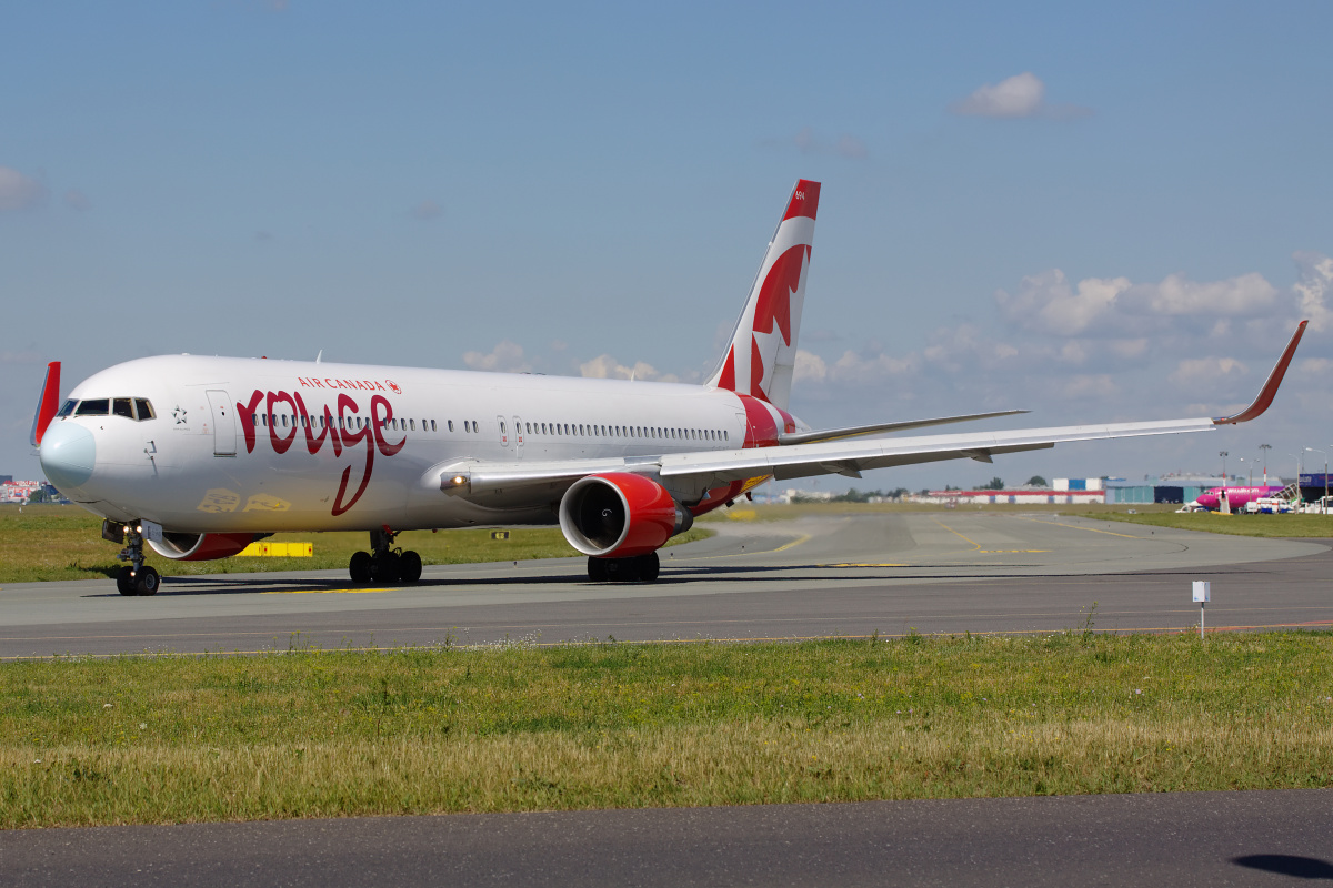 C-FIYE (Aircraft » EPWA Spotting » Boeing 767-300 » Air Canada Rouge)