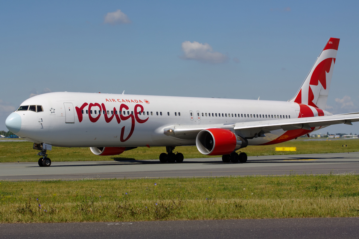 C-FIYE (Samoloty » Spotting na EPWA » Boeing 767-300 » Air Canada Rouge)