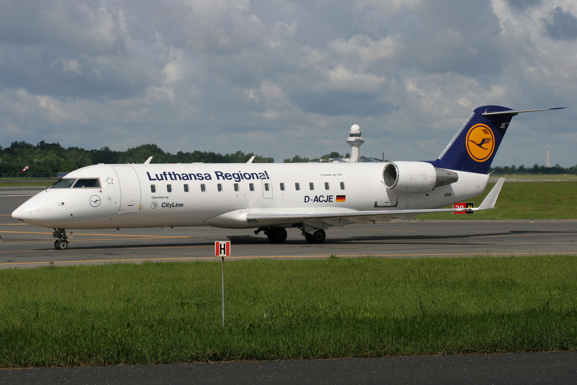 D-ACJE (CityLine) (Samoloty » Spotting na EPWA » Bombardier CL-600 Regional Jet » CRJ-200 » Lufthansa Regional)