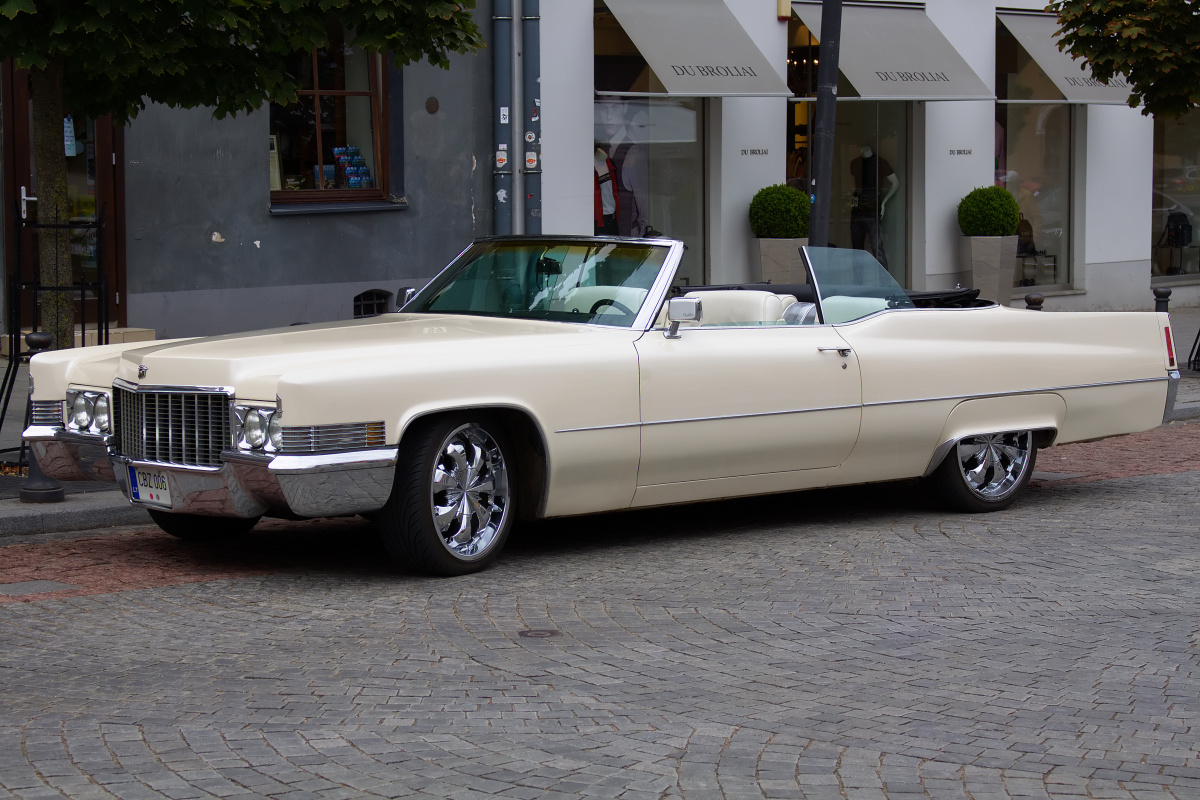 Cadillac DeVille (1970) (Travels » Vilnius » Vehicles)