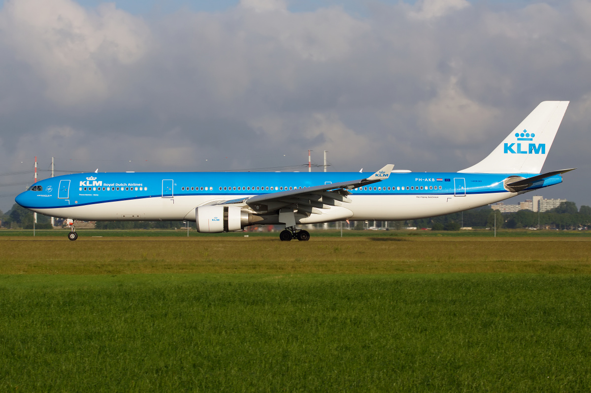 PH-AKB (nowe malowanie) (Samoloty » Spotting na Schiphol » Airbus A330-300 » KLM Royal Dutch Airlines)