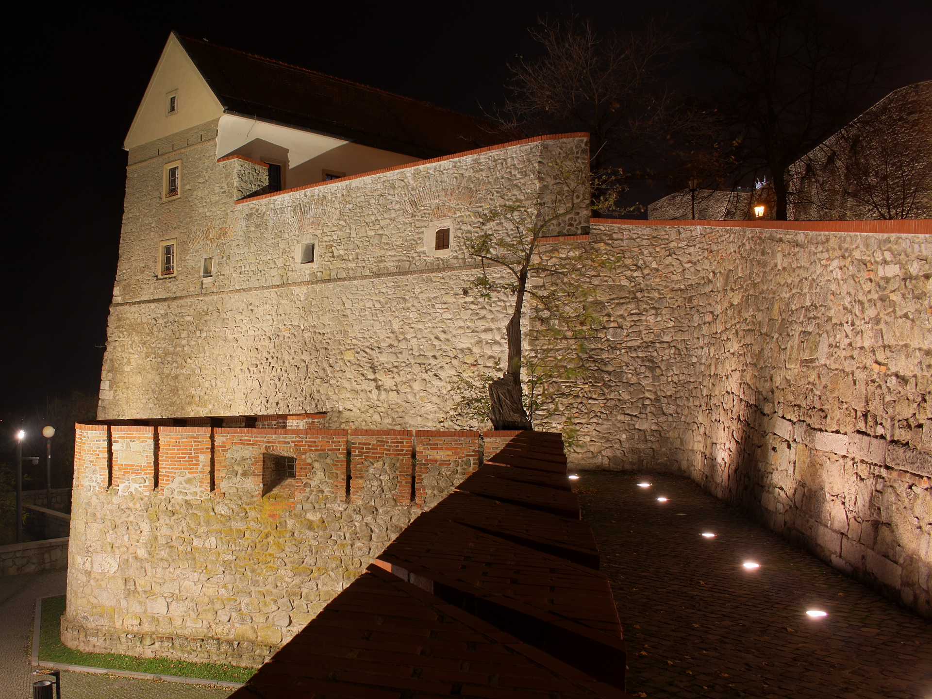 Mury obronne (Podróże » Bratysława » Miasto w nocy)