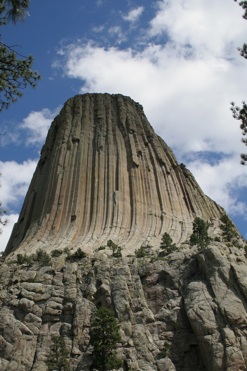 Niedźwiedzie mieszkanie - południowy wschód (Podróże » USA: Na ziemi Czejenów » Wielka Podróż » Devils Tower)