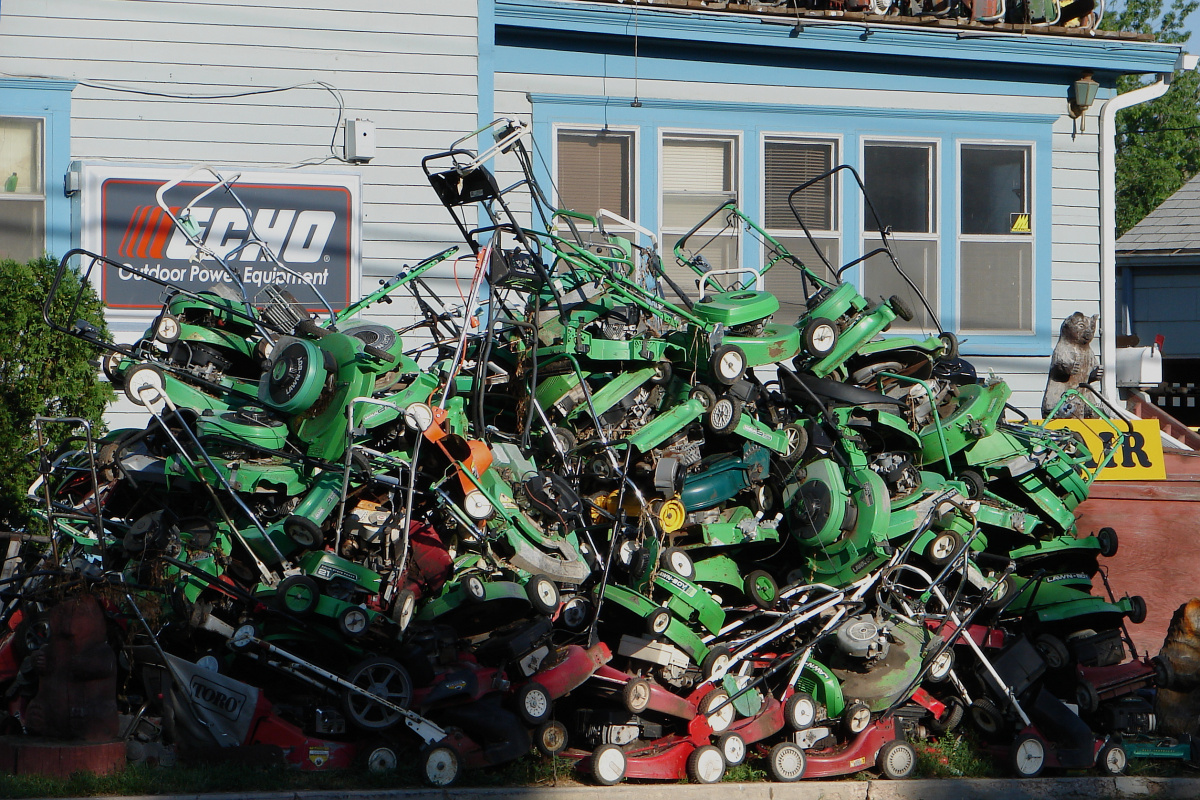 Willy's Saw Shop - Lawnmower Mating Season (Travels » US Trip 1: Cheyenne Country » The Journey » Rapid City)