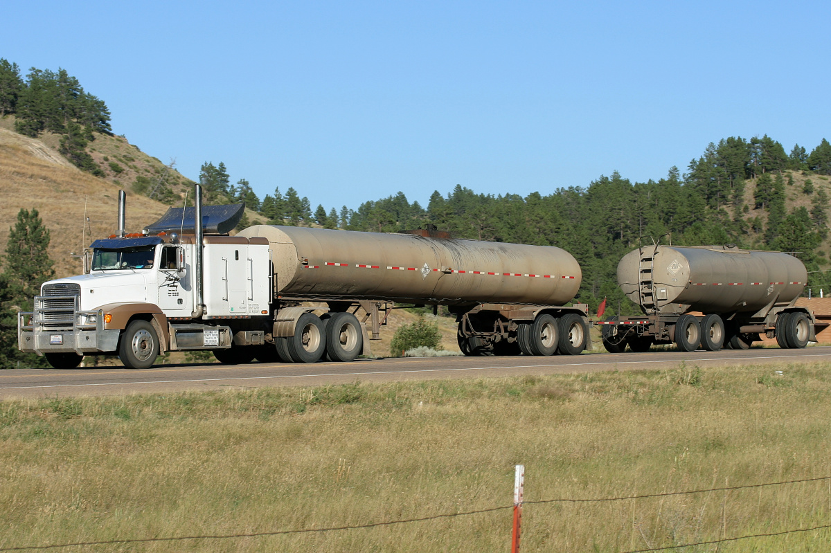 Freightliner FLD120 (Travels » US Trip 1: Cheyenne Country » Vehicles)