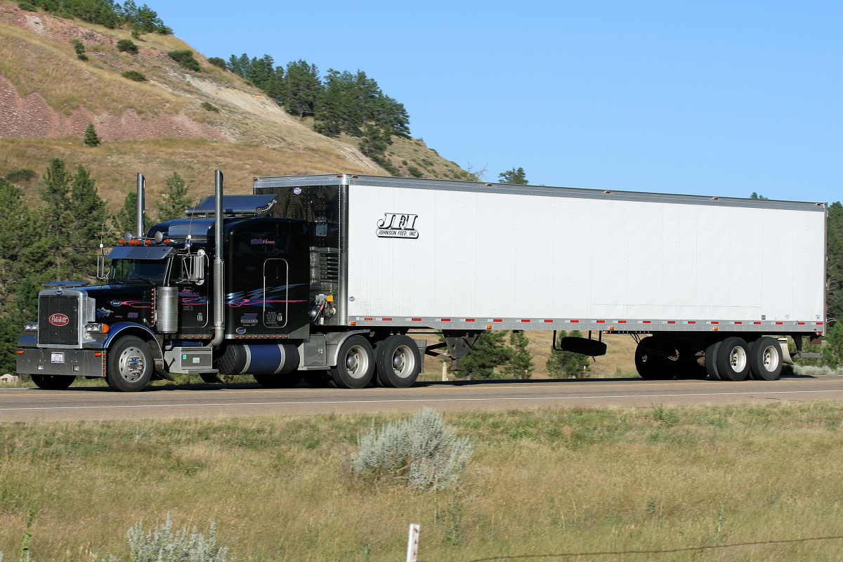 Peterbilt 379 (short hood) (Travels » US Trip 1: Cheyenne Country » Vehicles)