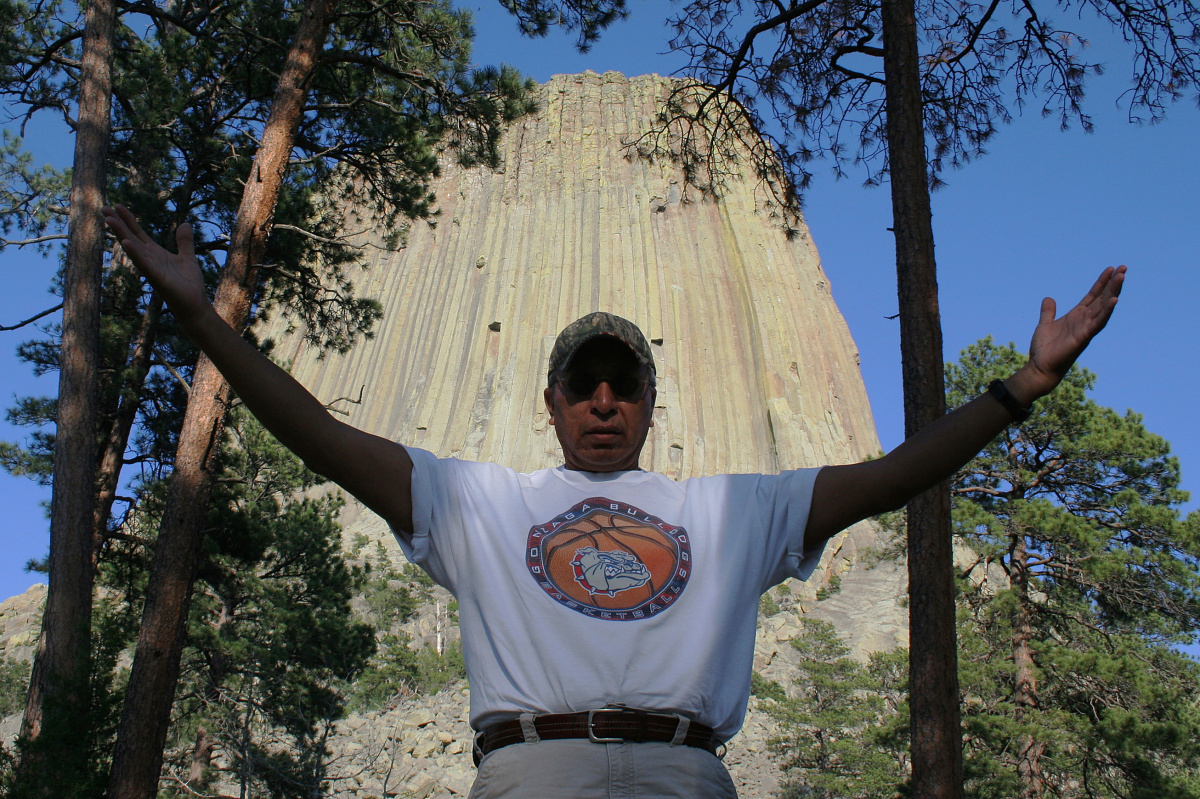 Tony w Niedźwiedzim mieszkaniu (Podróże » USA: Epopeja Czejeńska » Cheyenne Epic » Devils Tower)