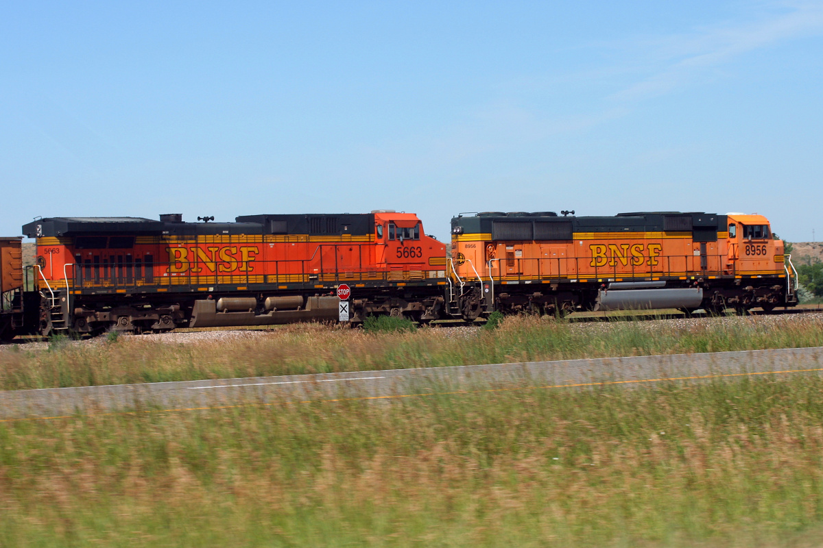 GE AC4400CW, EMD SD70MAC (Podróże » USA: Epopeja Czejeńska » Pojazdy » Pociągi i lokomotywy)