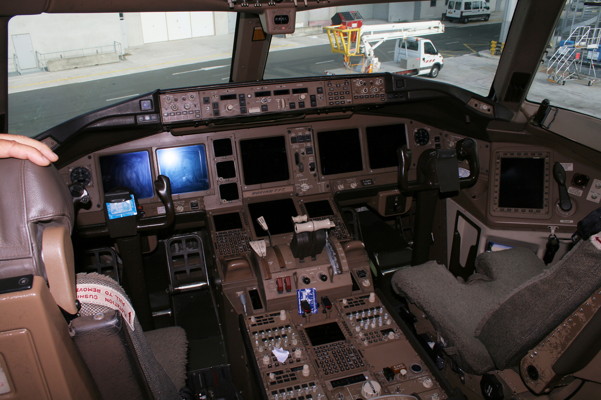 Boeing 777-200, F-GSPV, Air France - kokpit (Podróże » USA: Epopeja Czejeńska » Samoloty)
