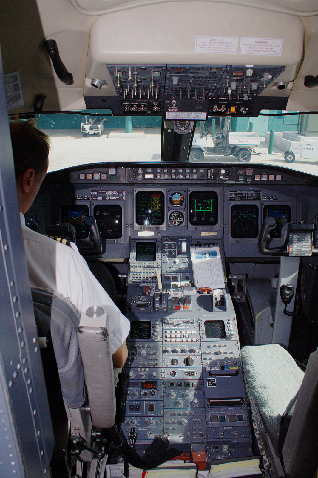 Bombardier CRJ200 Regional Jet, N492SW, Delta Connection (SkyWest) - kokpit (Podróże » USA: Epopeja Czejeńska » Samoloty)