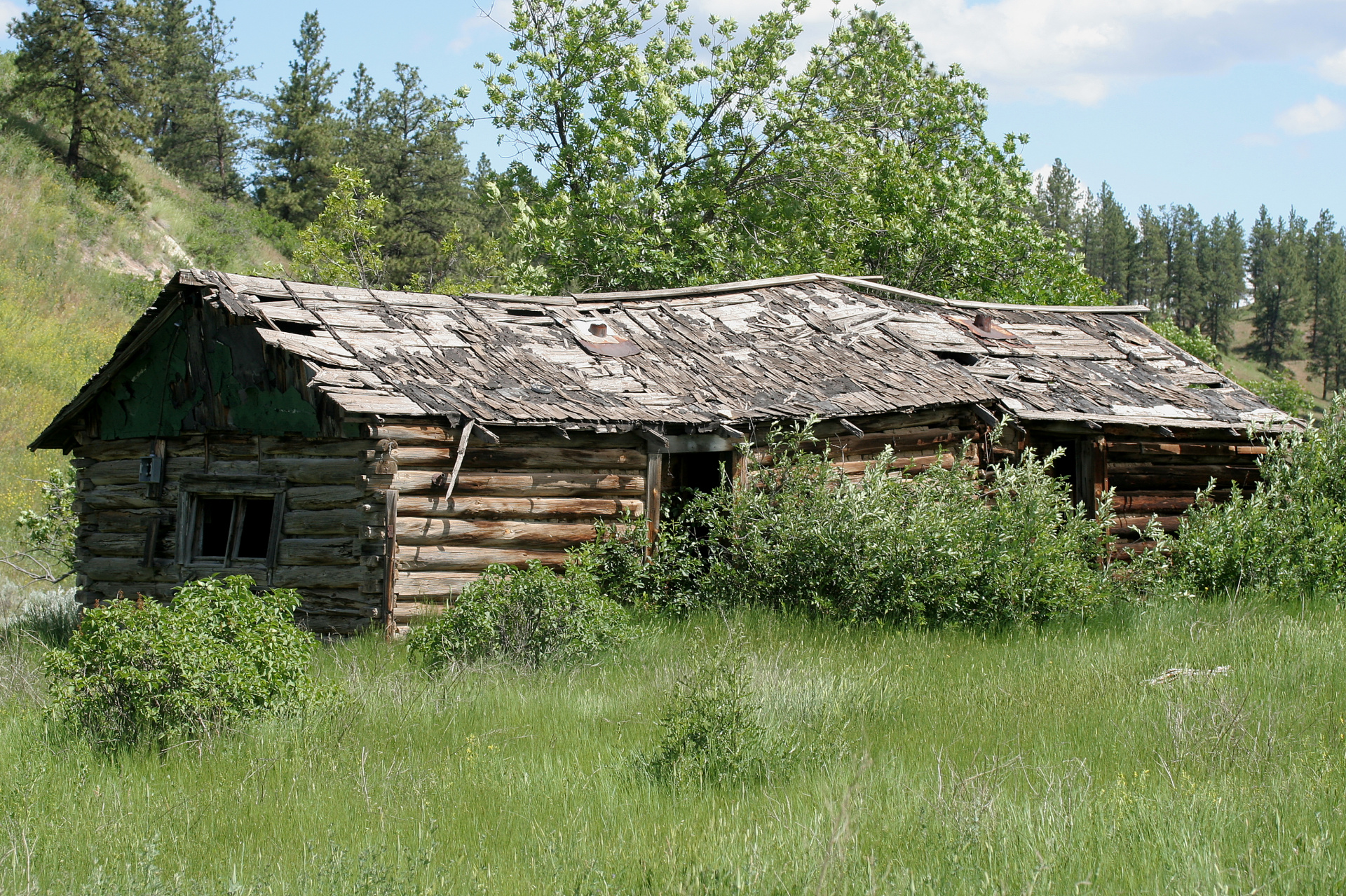 Old Log Cabin (Travels » US Trip 2: Cheyenne Epic » The Rez » Lame Deer)