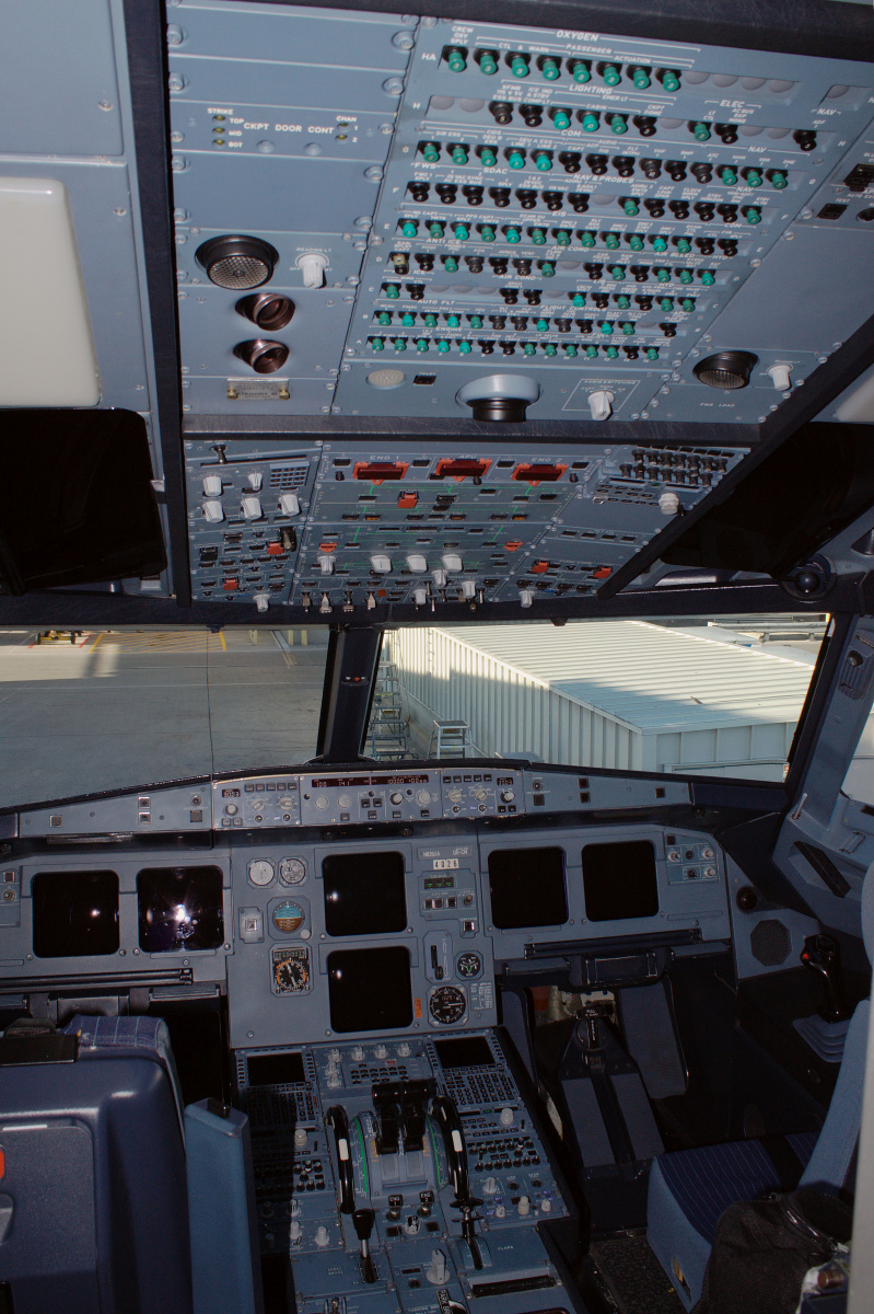 Airbus A319-100, N826UA, United Airlines - cockpit (Travels » US Trip 3: The Roads Not Taken » Aircraft)