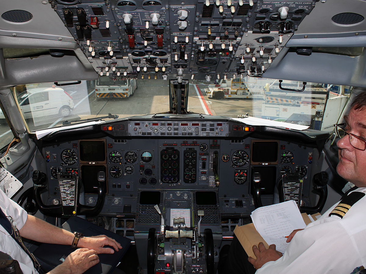 Boeing 737-500, SP-LKF, LOT Polish Airlines - cockpit (Travels » US Trip 3: The Roads Not Taken » Aircraft)