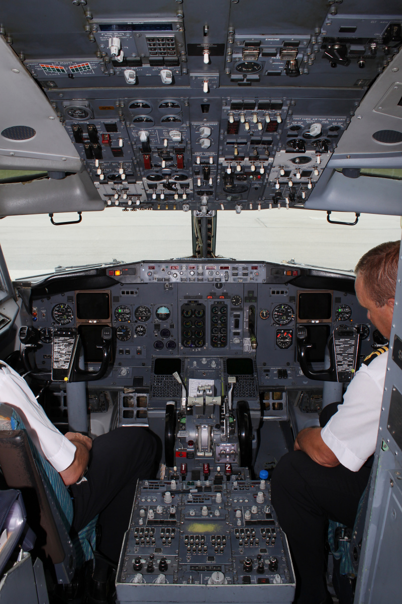 Boeing 737-500, SP-LKF, LOT Polish Airlines - cockpit (Travels » US Trip 3: The Roads Not Taken » Aircraft)