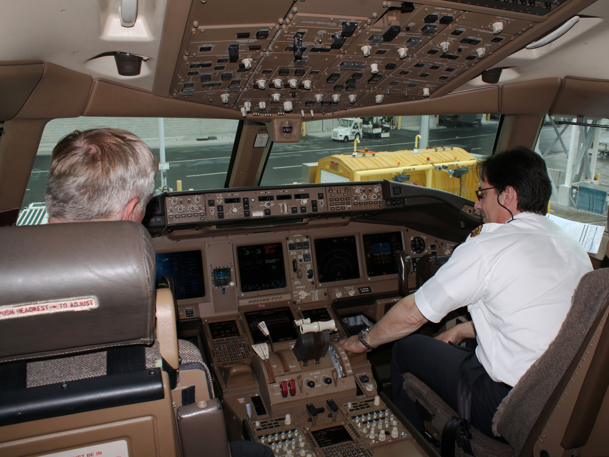 Boeing 777-300ER, C-FIUW, Air Canada - kokpit