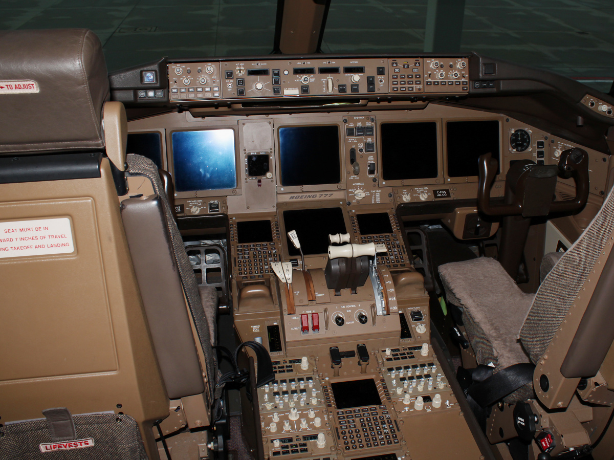 Boeing 777-300ER, C-FIVS, Air Canada - cockpit