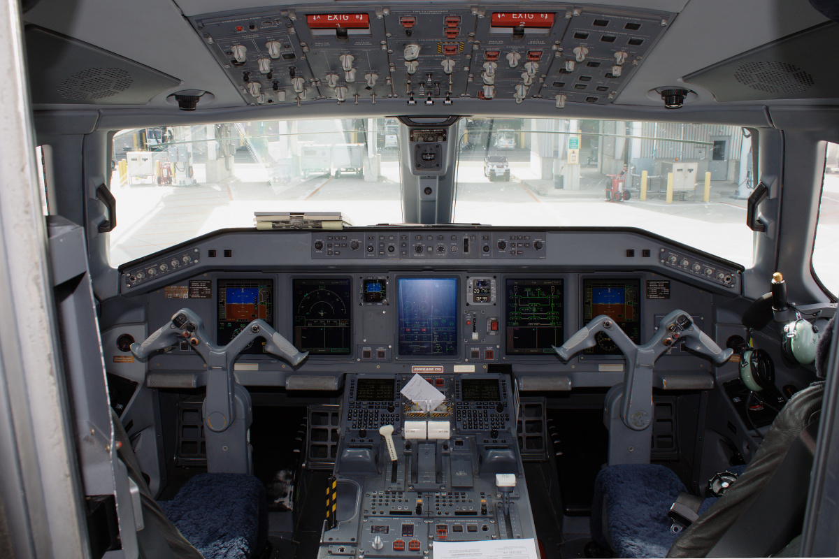 Embraer 170, N638RW, United Express (Shuttle America) - cockpit (Travels » US Trip 3: The Roads Not Taken » Aircraft)