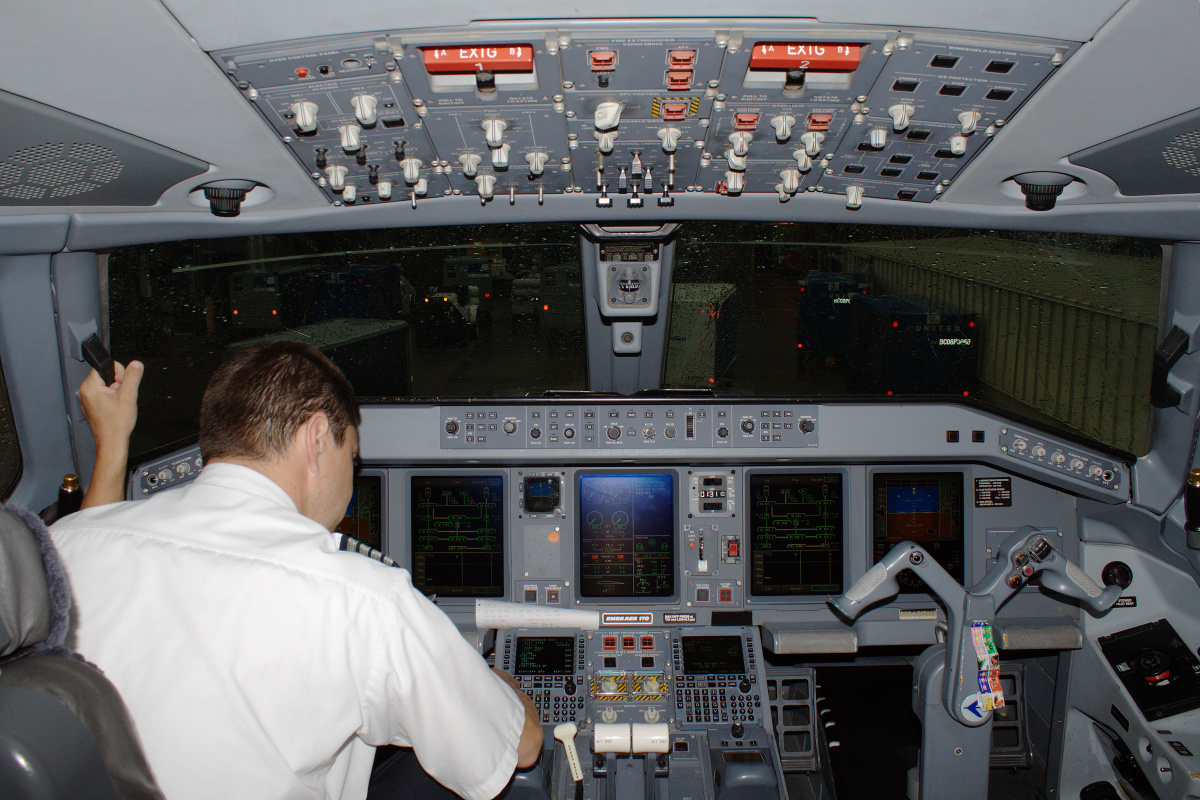 Embraer 170, N648RW, United Express (Shuttle America) - cockpit (Travels » US Trip 3: The Roads Not Taken » Aircraft)