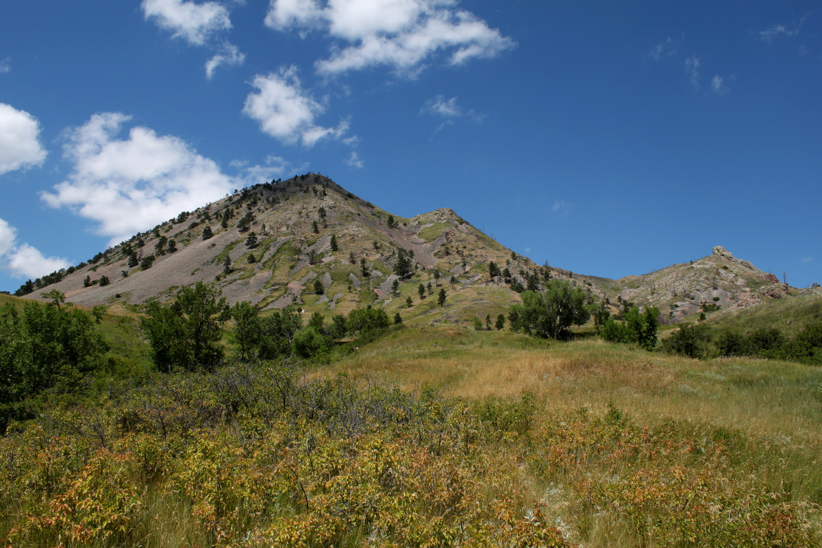 Widok z terenu dla turystów (Podróże » USA: Drogi nie obrane » Okolica » Bear Butte)