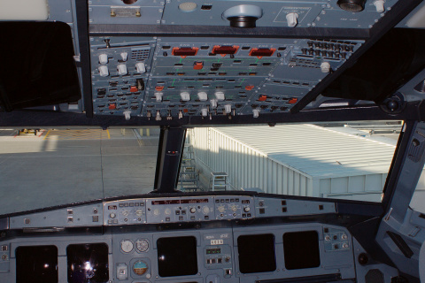 Airbus A319-100, N826UA, United Airlines - cockpit