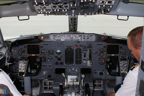 Boeing 737-500, SP-LKF, LOT Polish Airlines - cockpit