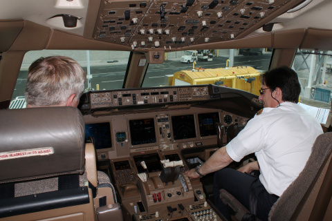 Boeing 777-300ER, C-FIUW, Air Canada - cockpit