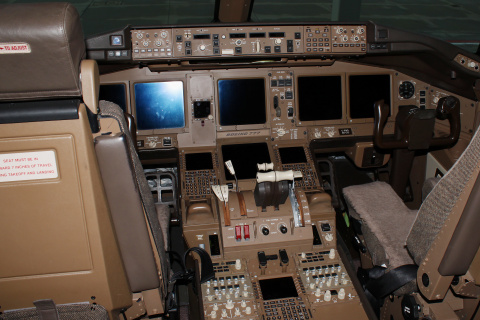 Boeing 777-300ER, C-FIVS, Air Canada - cockpit