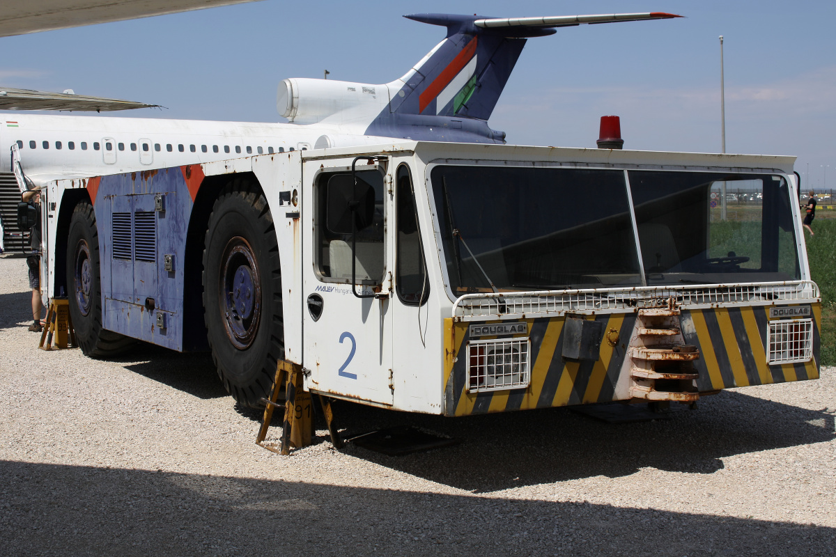 Ciężki ciągnik Douglas DC12-44 (Samoloty » Spotting na Ferihegy » Aeropark Budapest)