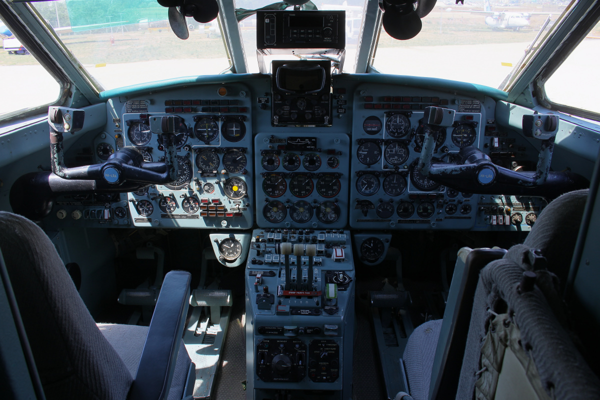 Yakovlev Yak-40E, HA-LRA, Linair - cockpit (Aircraft » Ferihegy Spotting » Aeropark Budapest)