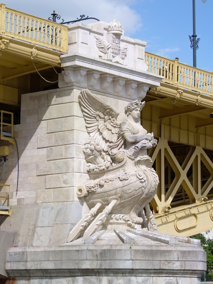 Statue at Margaret Bridge's pillar