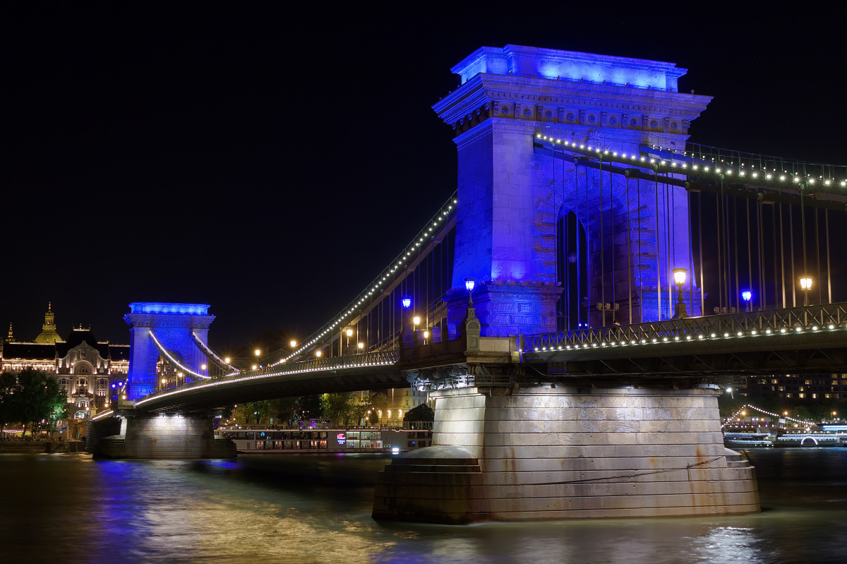 Széchenyi Lánchíd - Most Łańcuchowy Széchenyiego - na niebiesko (Podróże » Budapeszt » Budapeszt w nocy)