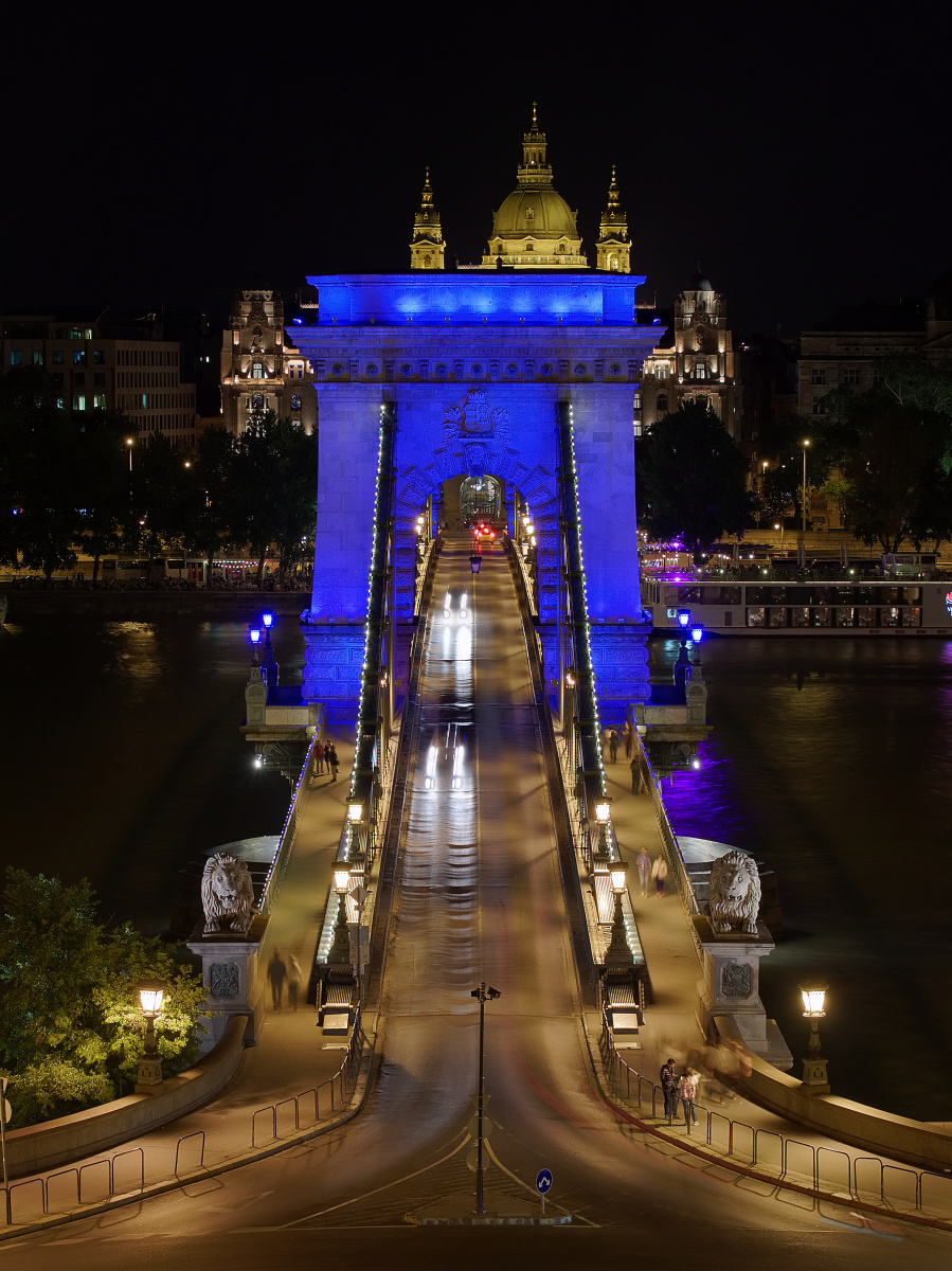 Széchenyi Lánchíd - Most Łańcuchowy Széchenyiego - na niebiesko