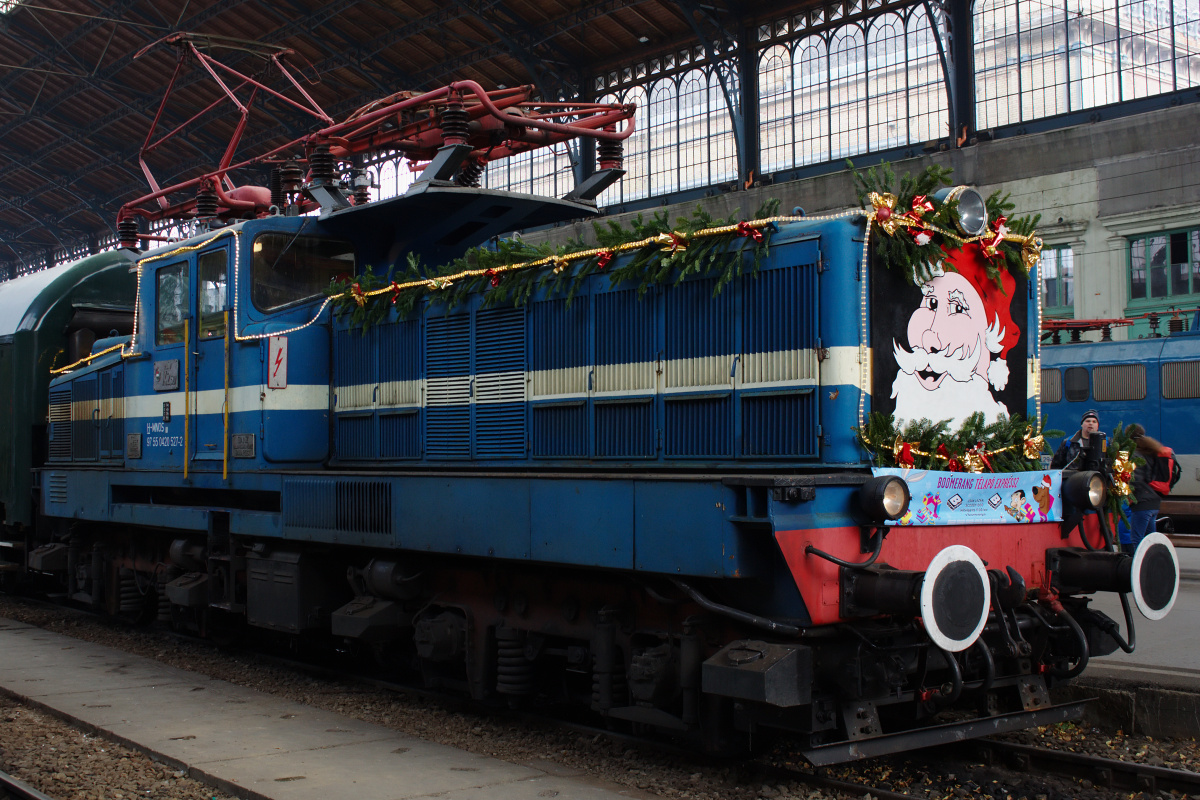 Ganz-MÁVAG VM12 V42 527 ("Boomerang Télapó Expressz - Boomerang Santa Express" decoration)