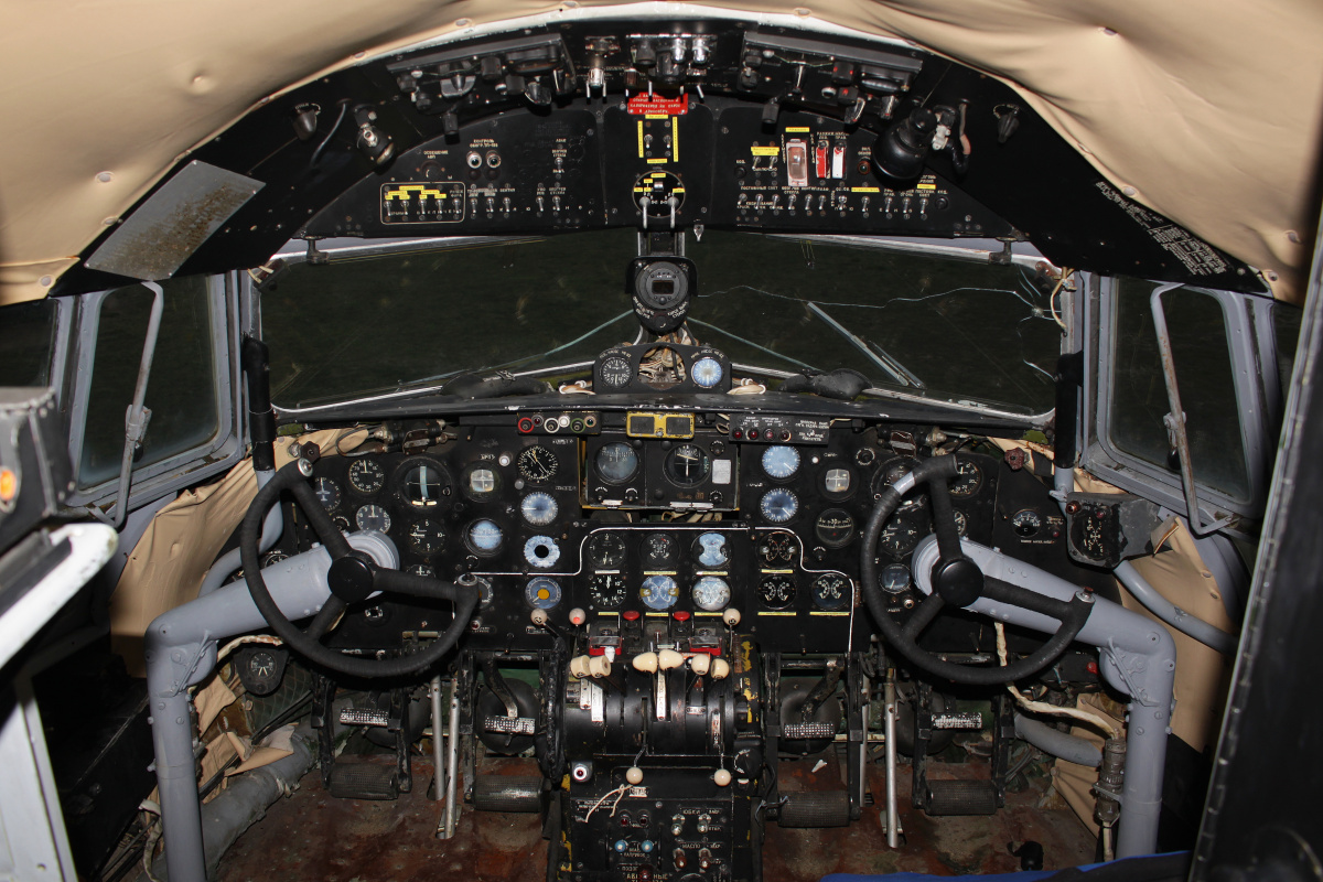 Ilyushin Il-14T, HA-MAL, Malév Hungarian Airlines - cockpit